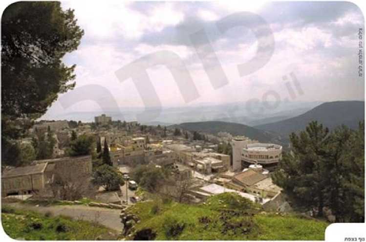 (בספר אחד עשרה תמונות של תפילה בבית כנסת, בחורה שוטפת כלים, רוכבי אופניים, ארוחה משפחתית, ילדה קוראת, אנשים רוקדים, אנשים על חוף הים, אדם שוטף מכונית, משפחה צופה בטלוויזיה, אדם פותר תרגילי חשבון)